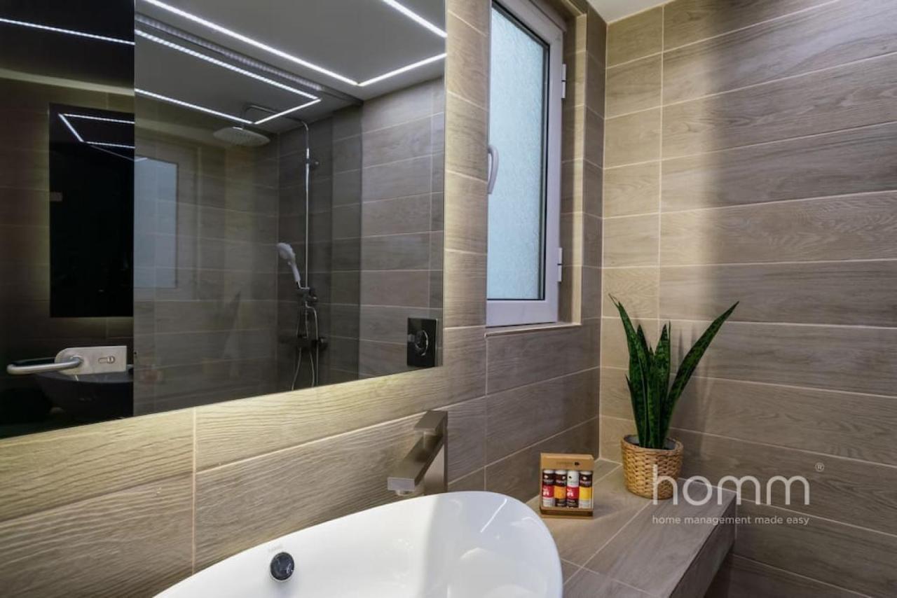 34Sqm Minimal Homm Apartment With Acropolis View Atene Esterno foto